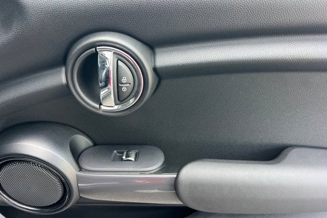 Vehicle image 21 of 39