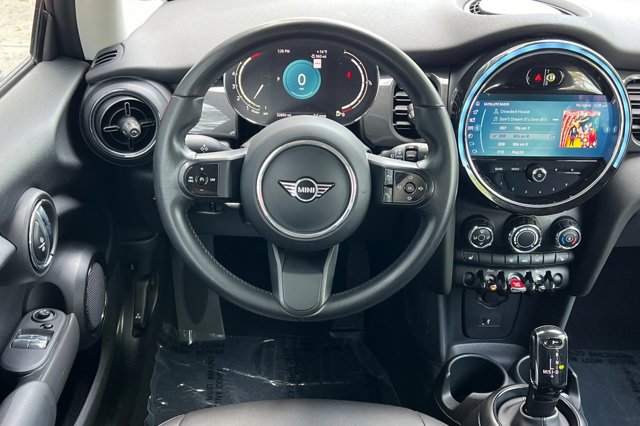 Vehicle image 17 of 39