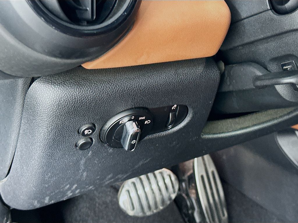 Vehicle image 10 of 32