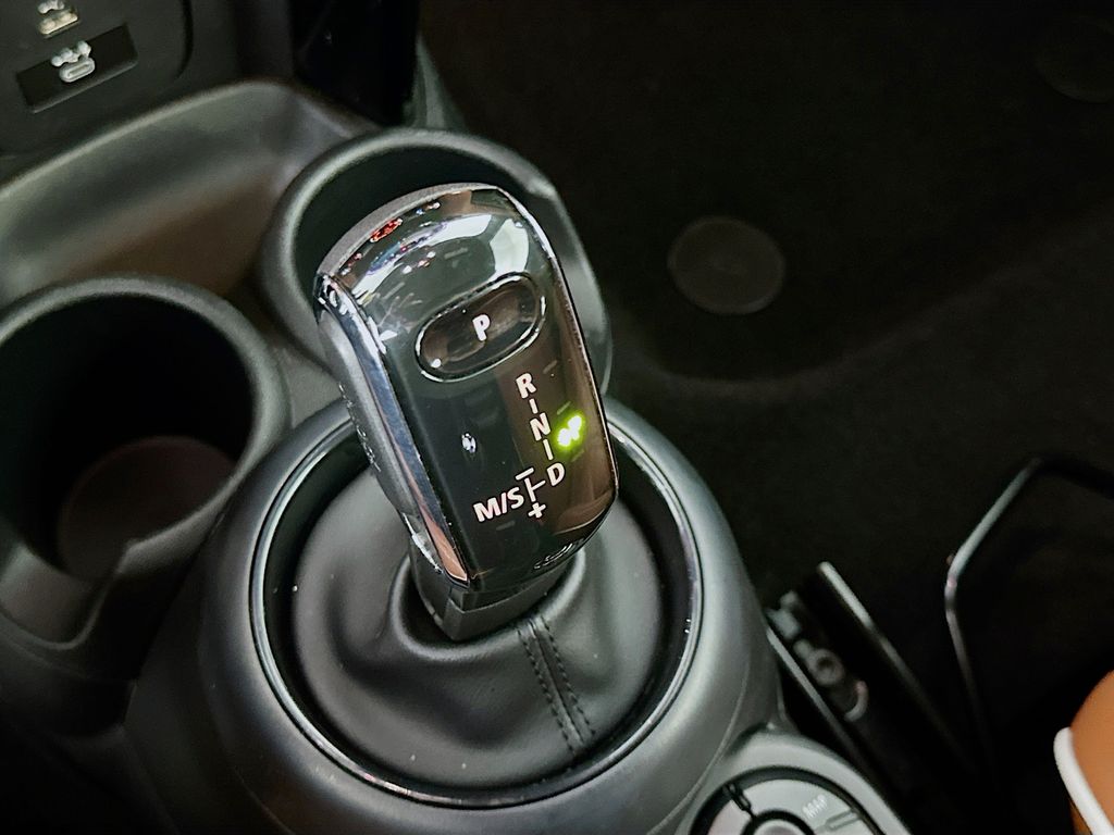 Vehicle image 17 of 32