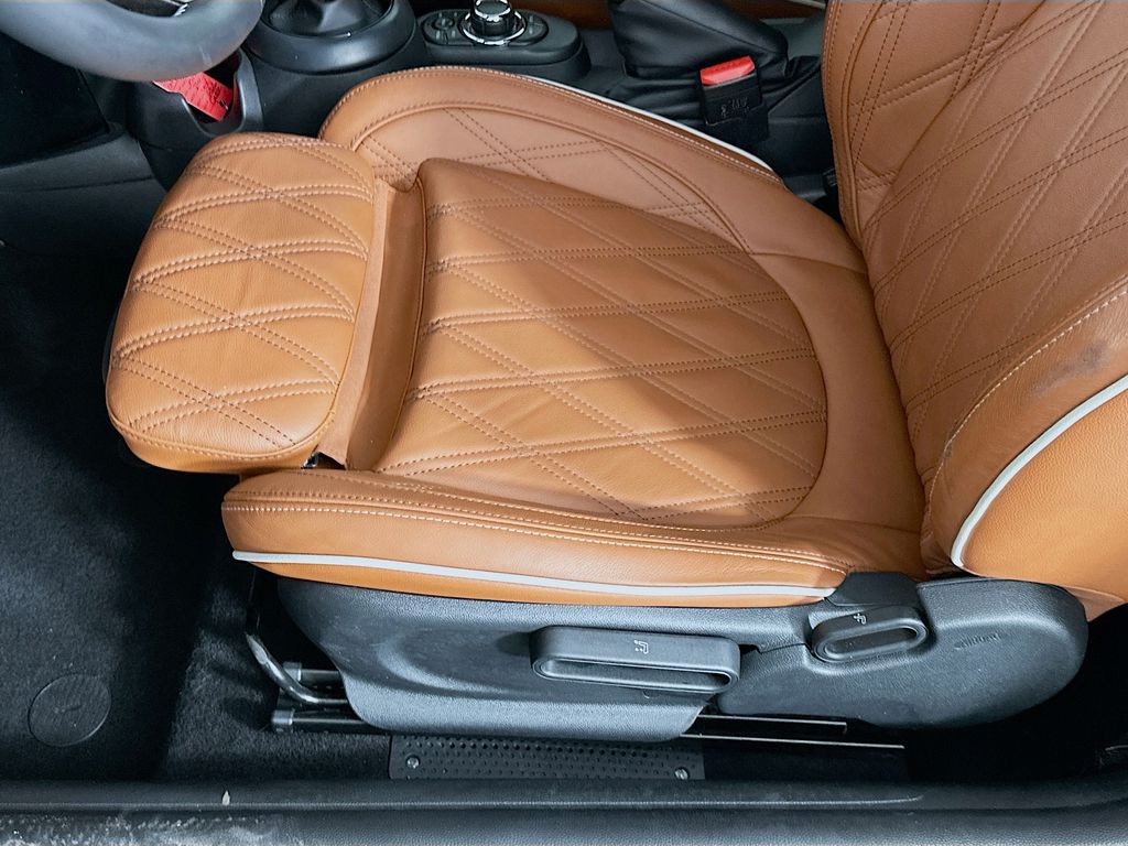 Vehicle image 20 of 32