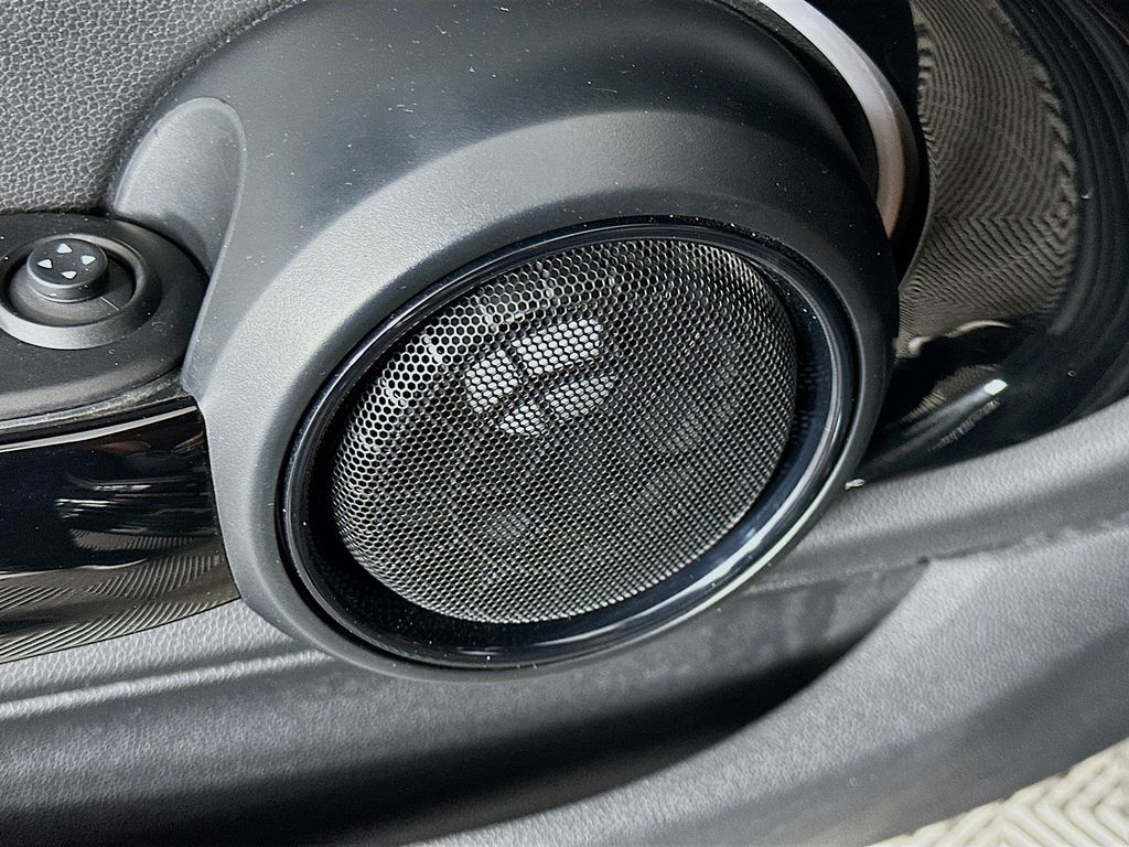 Vehicle image 19 of 32