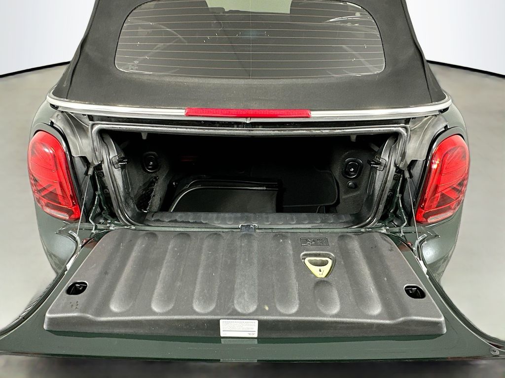 Vehicle image 26 of 32