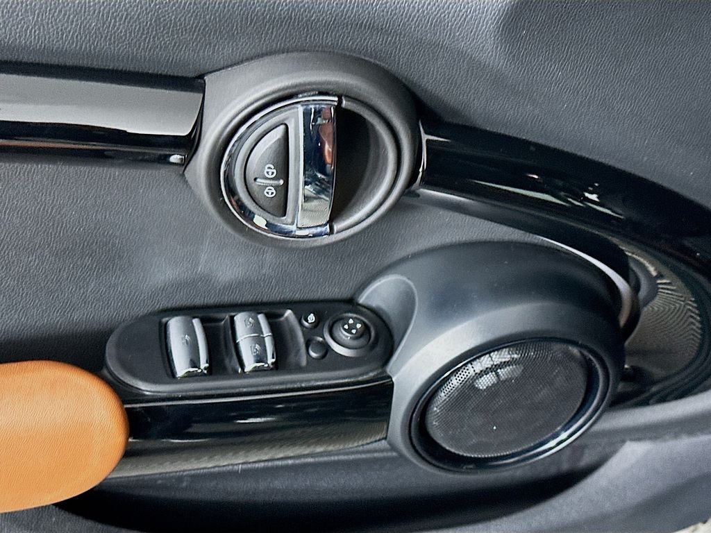 Vehicle image 18 of 32