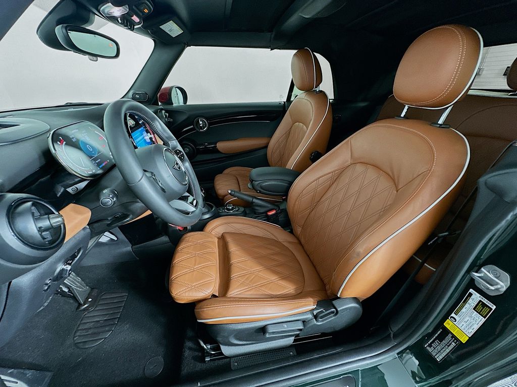Vehicle image 22 of 32