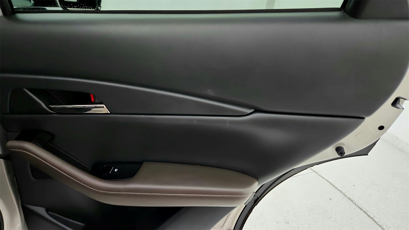 Vehicle image 33 of 43