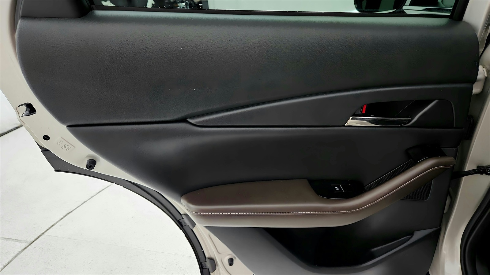 Vehicle image 32 of 43