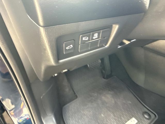 Vehicle image 13 of 43