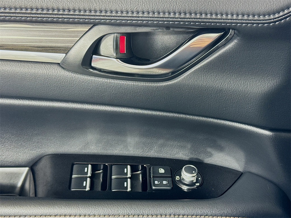 Vehicle image 31 of 33
