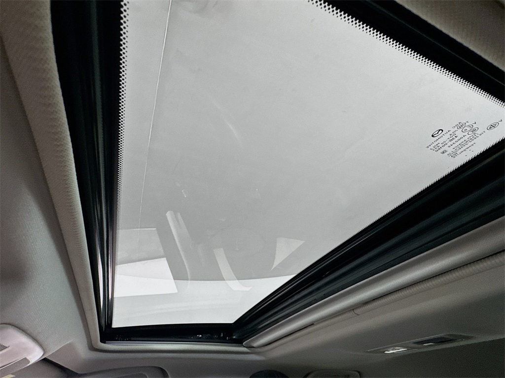 Vehicle image 24 of 33