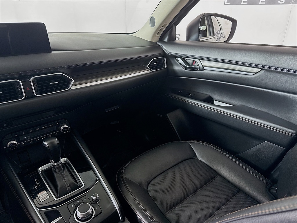 Vehicle image 28 of 33