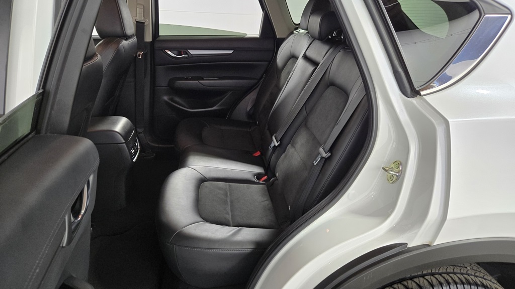 Vehicle image 21 of 31