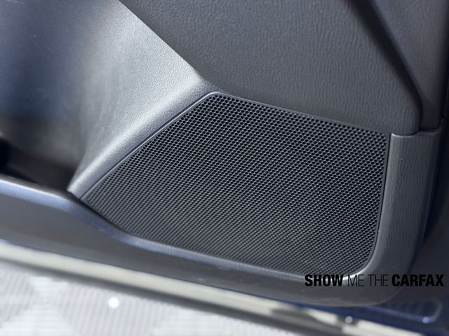 Vehicle image 34 of 40