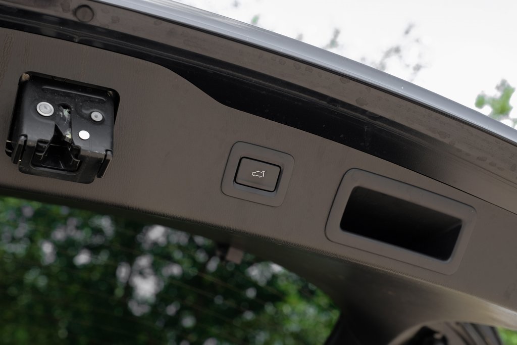 Vehicle image 60 of 71