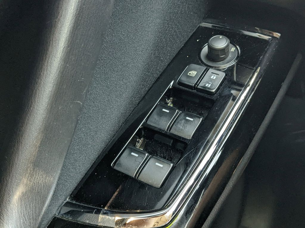Vehicle image 25 of 30