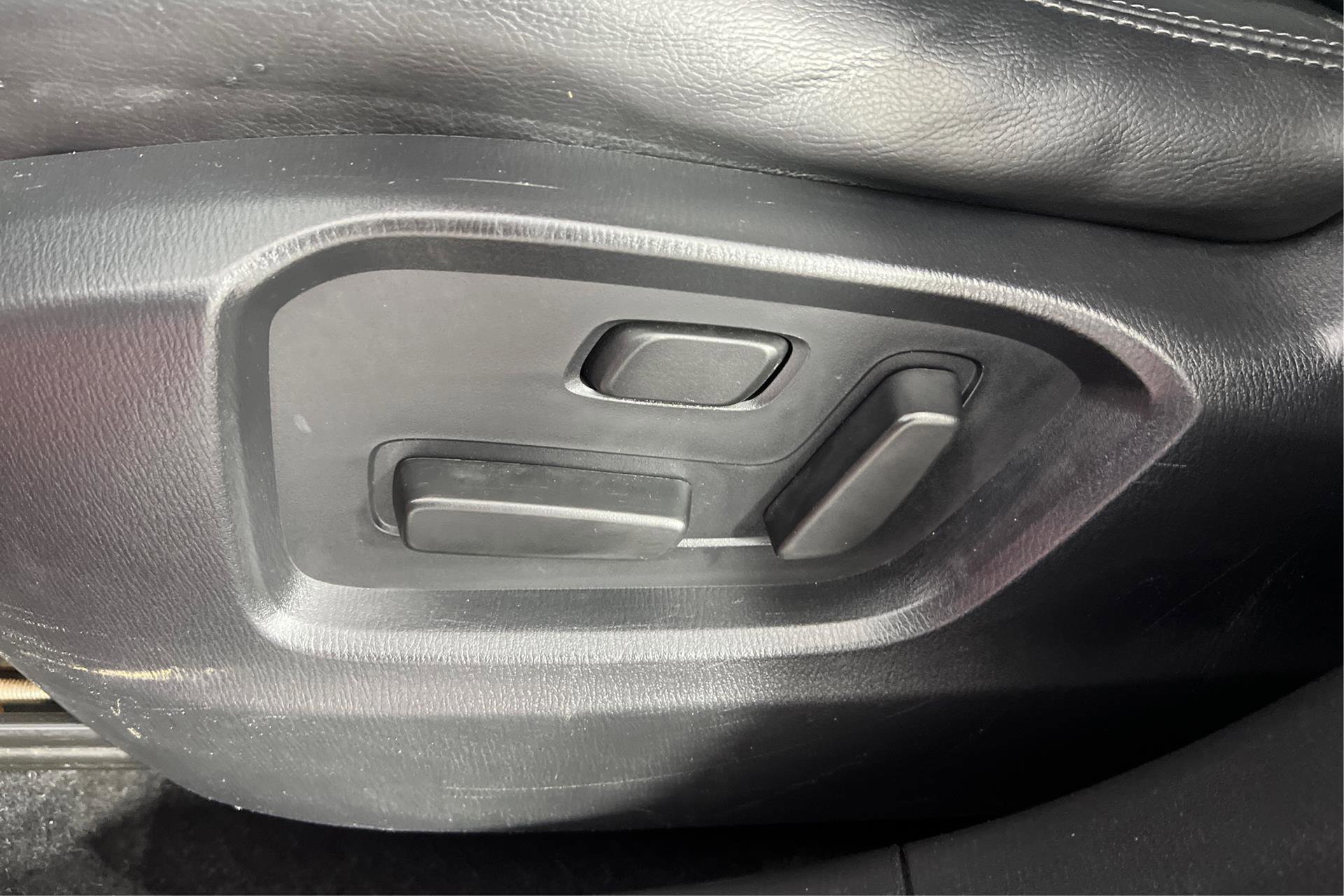 Vehicle image 15 of 28
