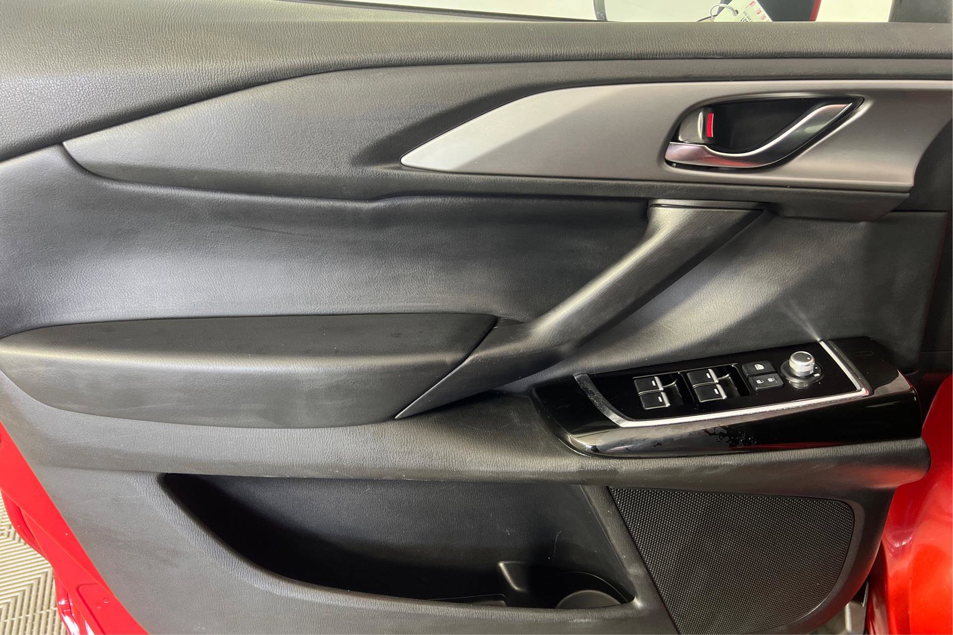 Vehicle image 16 of 28