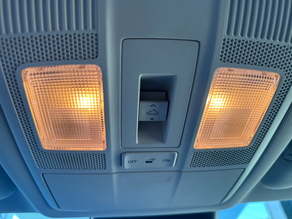 Vehicle image 32 of 34