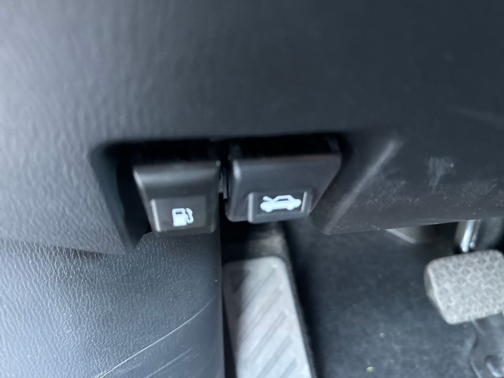 Vehicle image 23 of 34