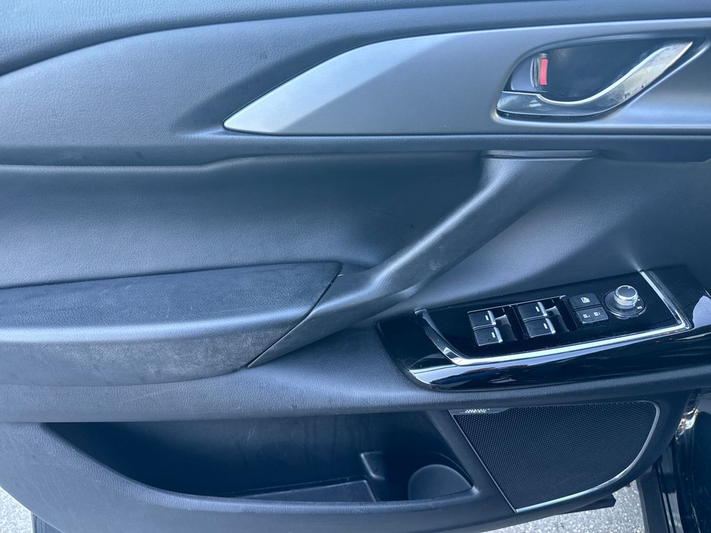 Vehicle image 19 of 34