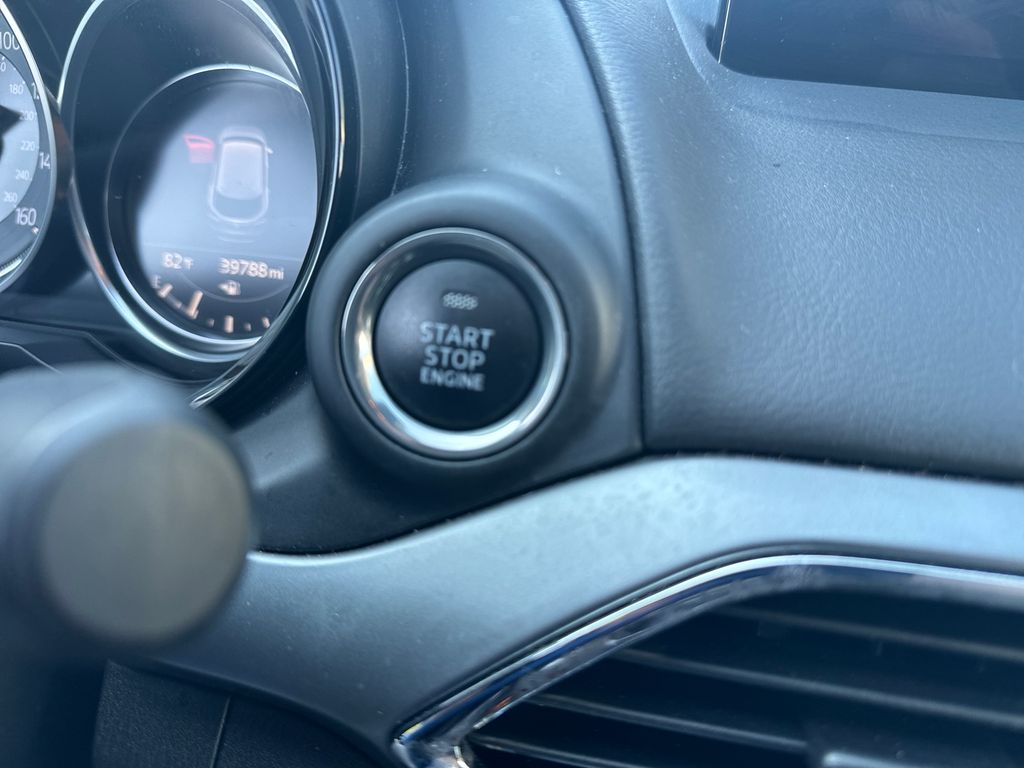 Vehicle image 33 of 34