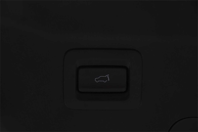 Vehicle image 33 of 34
