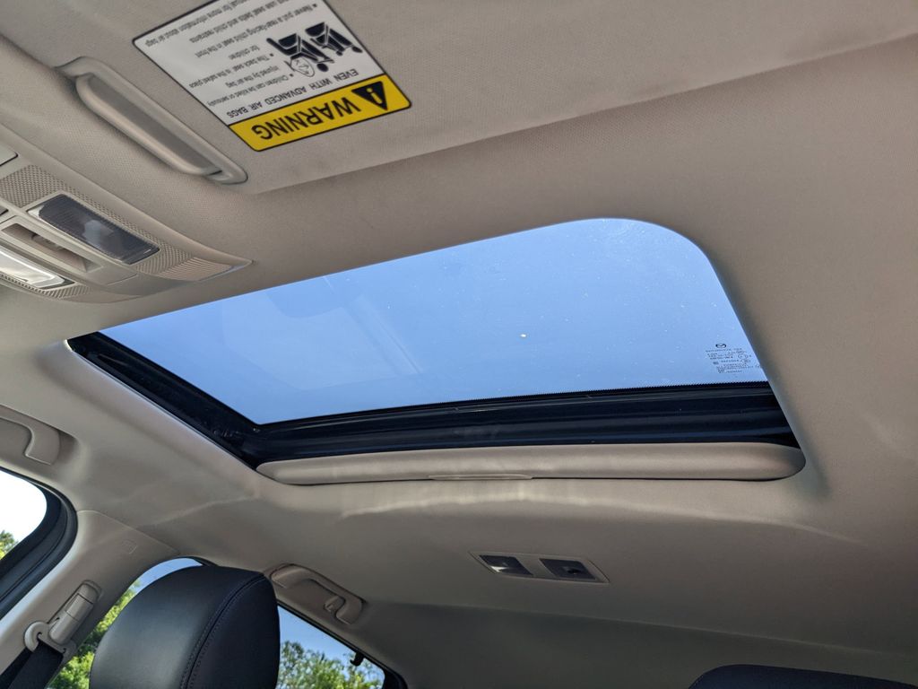 Vehicle image 23 of 34