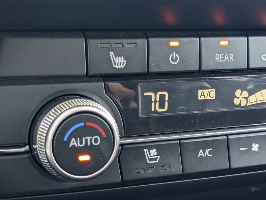 Vehicle image 27 of 34