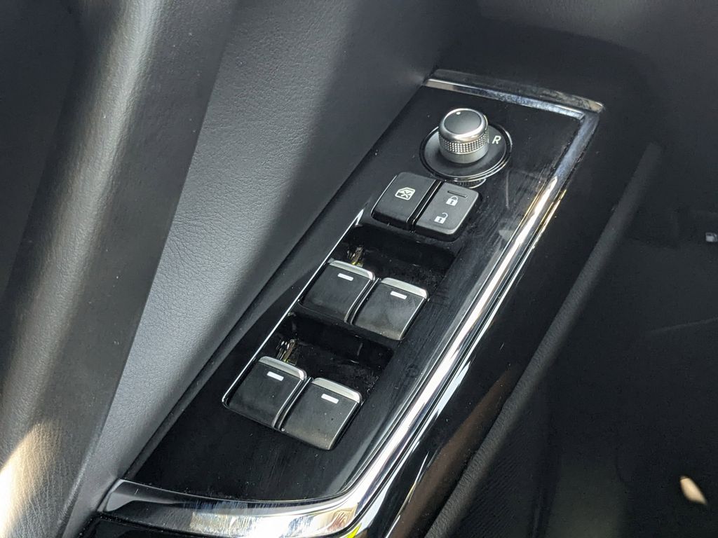 Vehicle image 28 of 34