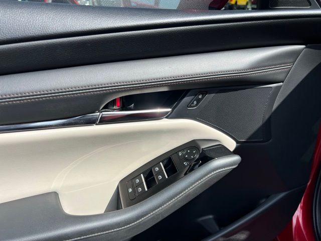Vehicle image 21 of 46