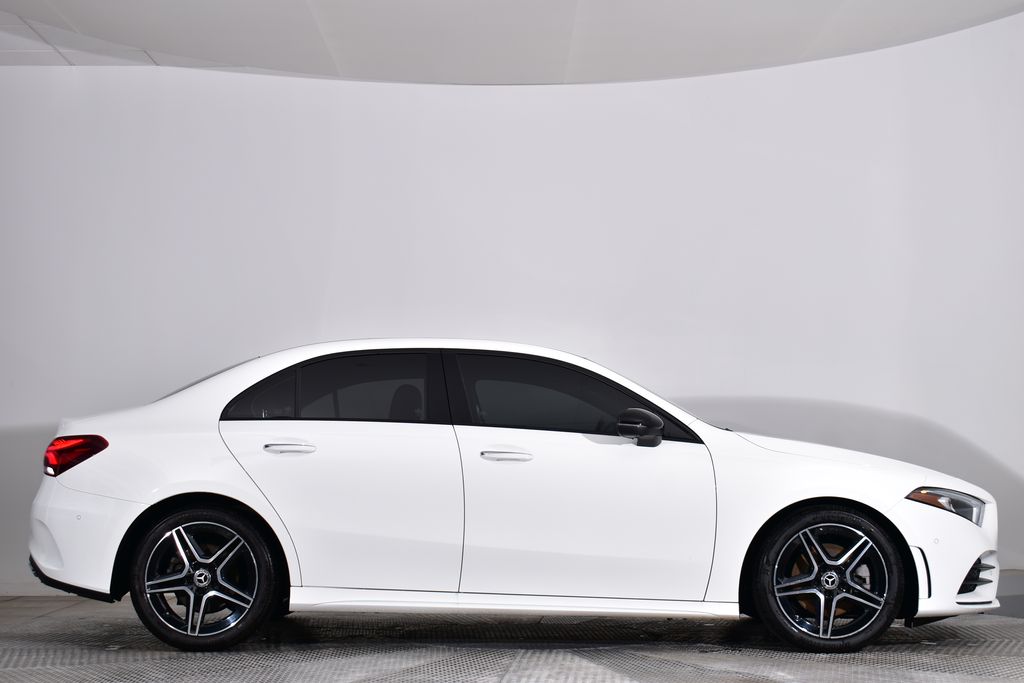 Vehicle image 4 of 21