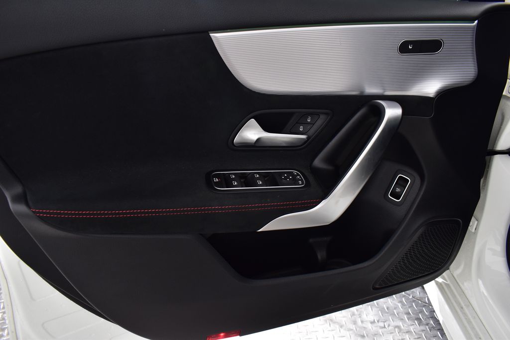 Vehicle image 14 of 21