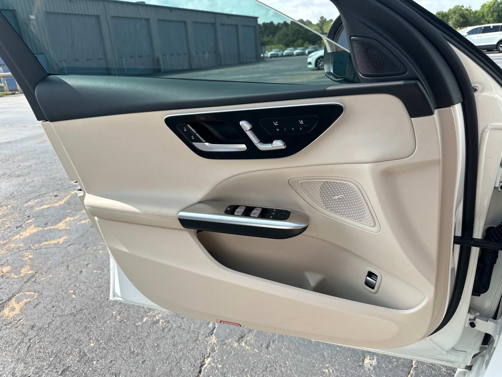 Vehicle image 15 of 21