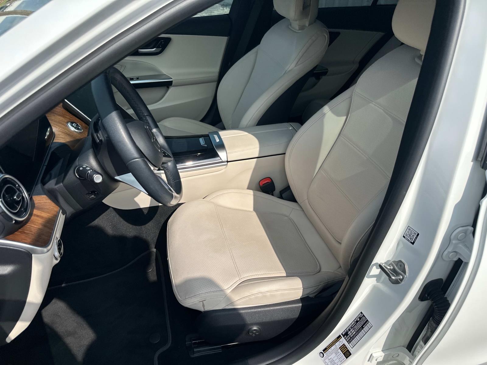 Vehicle image 14 of 21