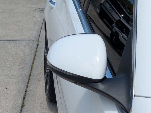 Vehicle image 10 of 32