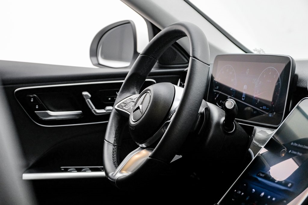 Vehicle image 11 of 49