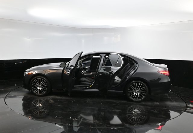 Vehicle image 33 of 40