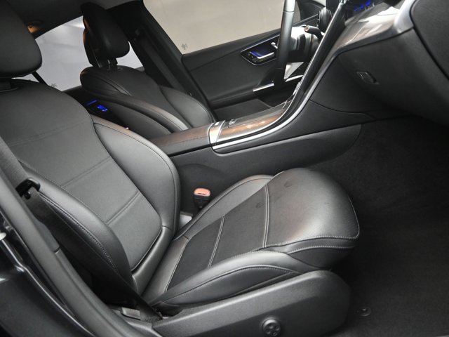 Vehicle image 32 of 40