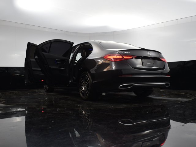 Vehicle image 27 of 40