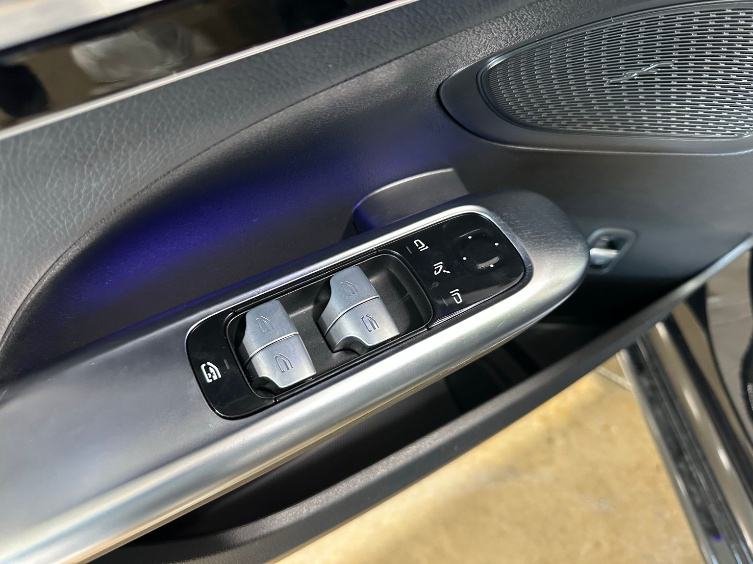 Vehicle image 23 of 25