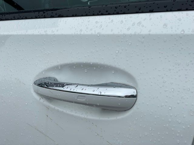 Vehicle image 23 of 27