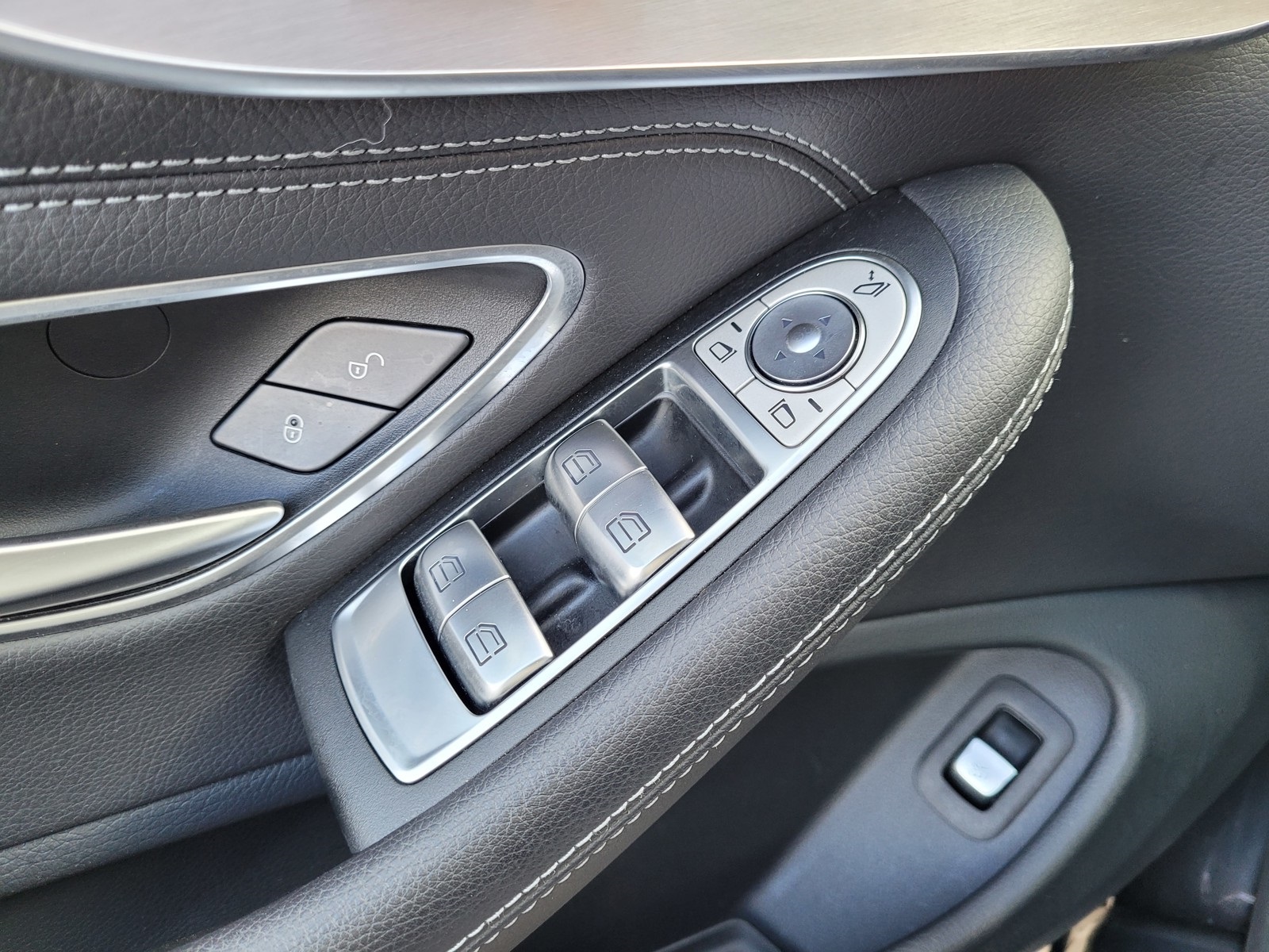 Vehicle image 15 of 27