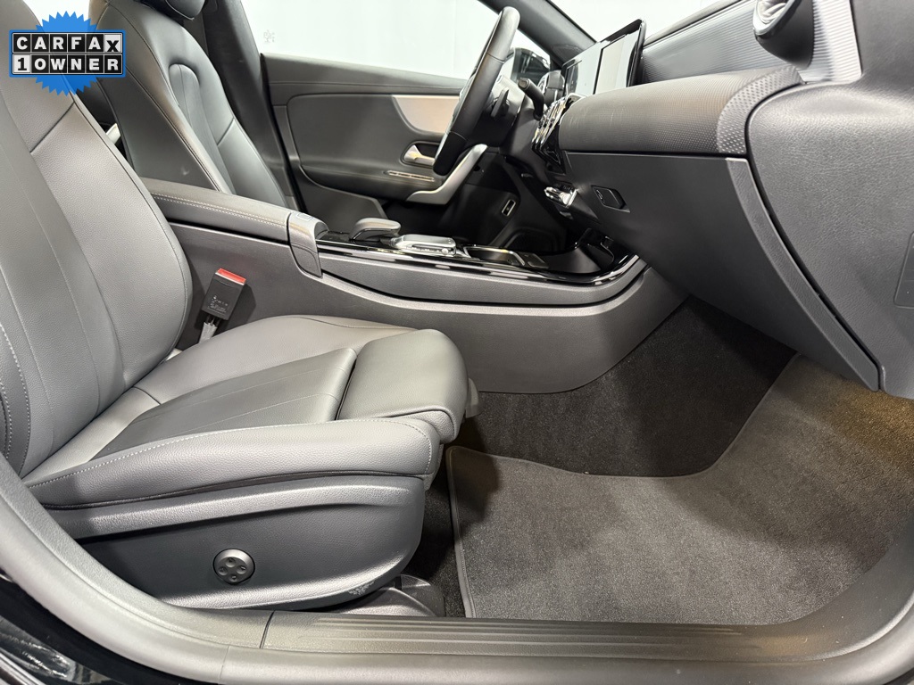 Vehicle image 17 of 31