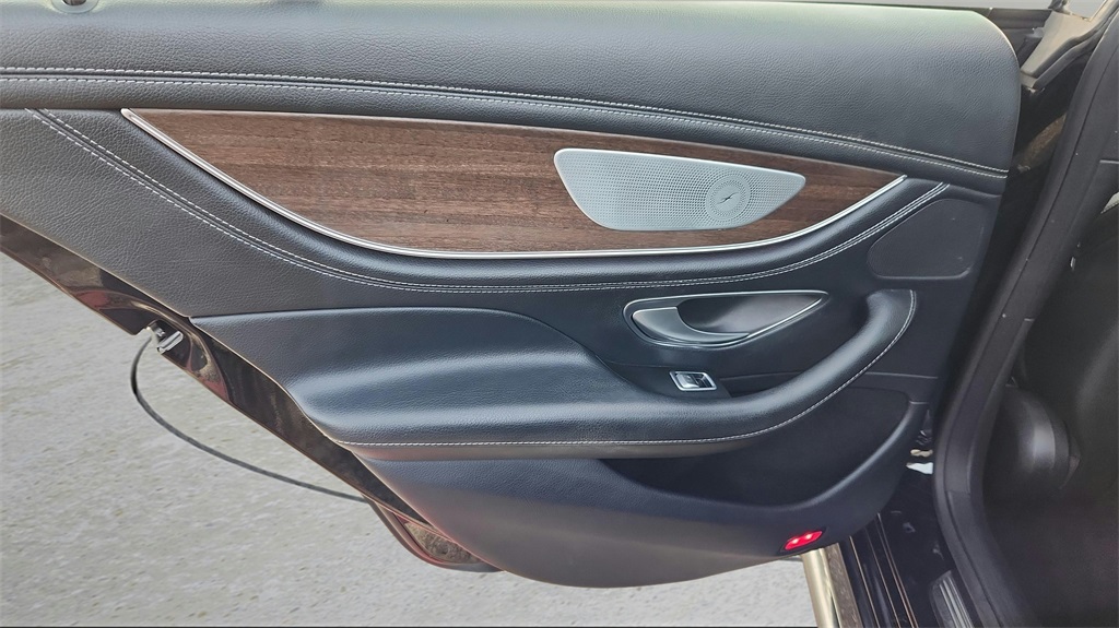 Vehicle image 23 of 34