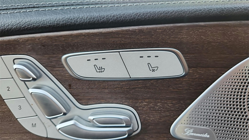 Vehicle image 17 of 34
