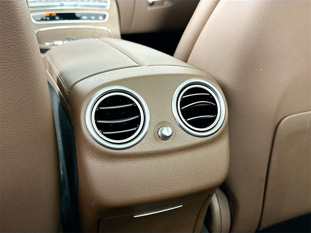 Vehicle image 28 of 33