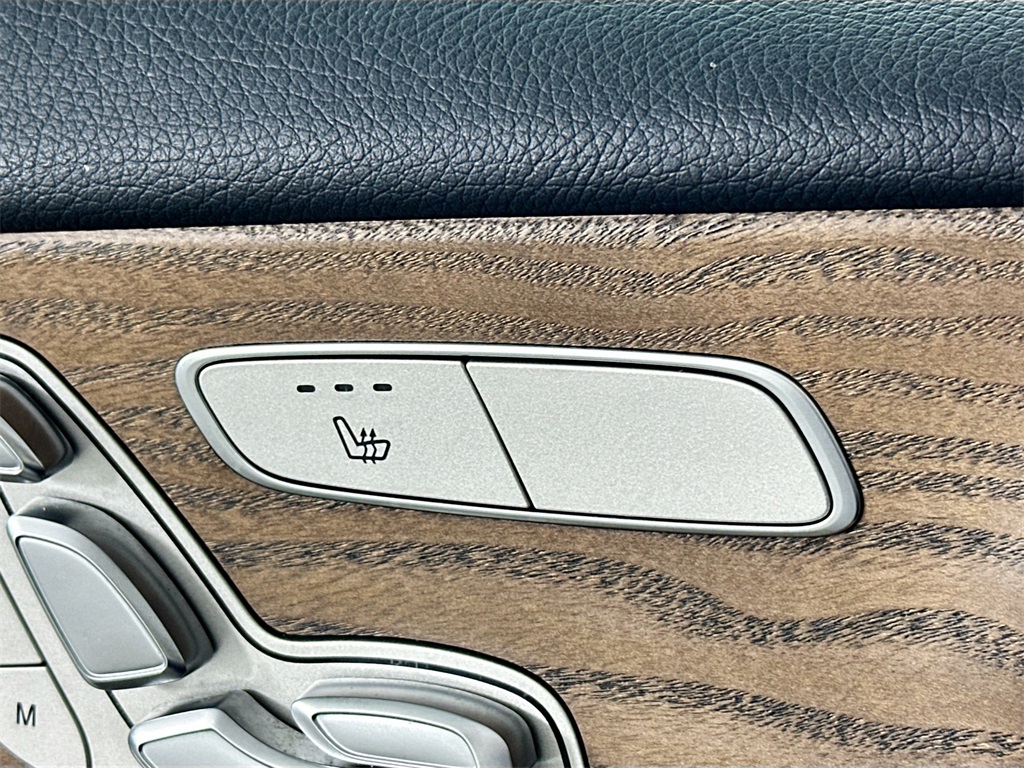 Vehicle image 27 of 33