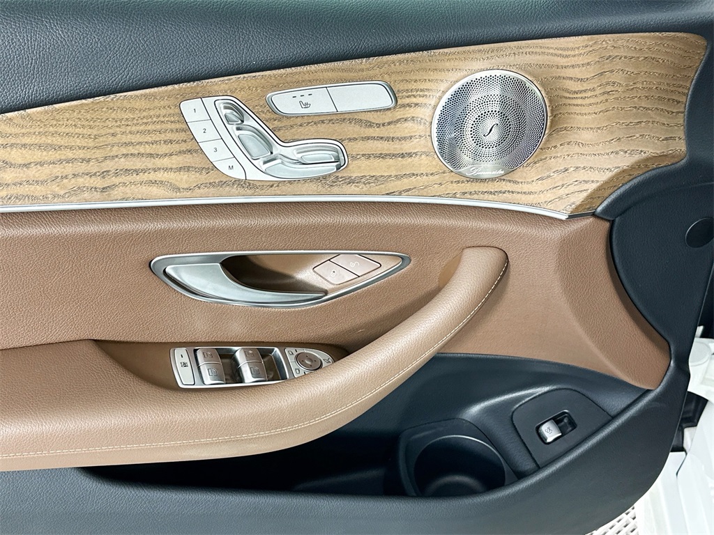 Vehicle image 26 of 33