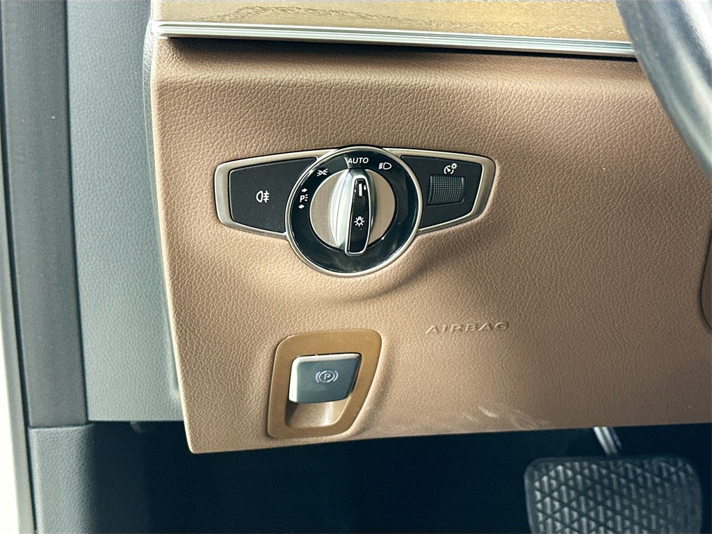 Vehicle image 31 of 33