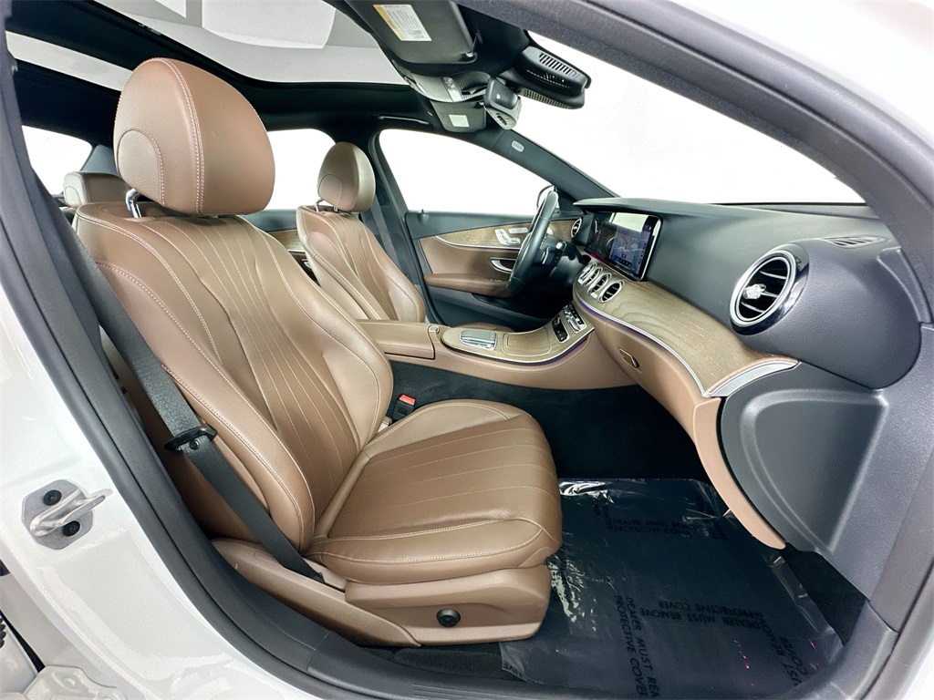 Vehicle image 14 of 33